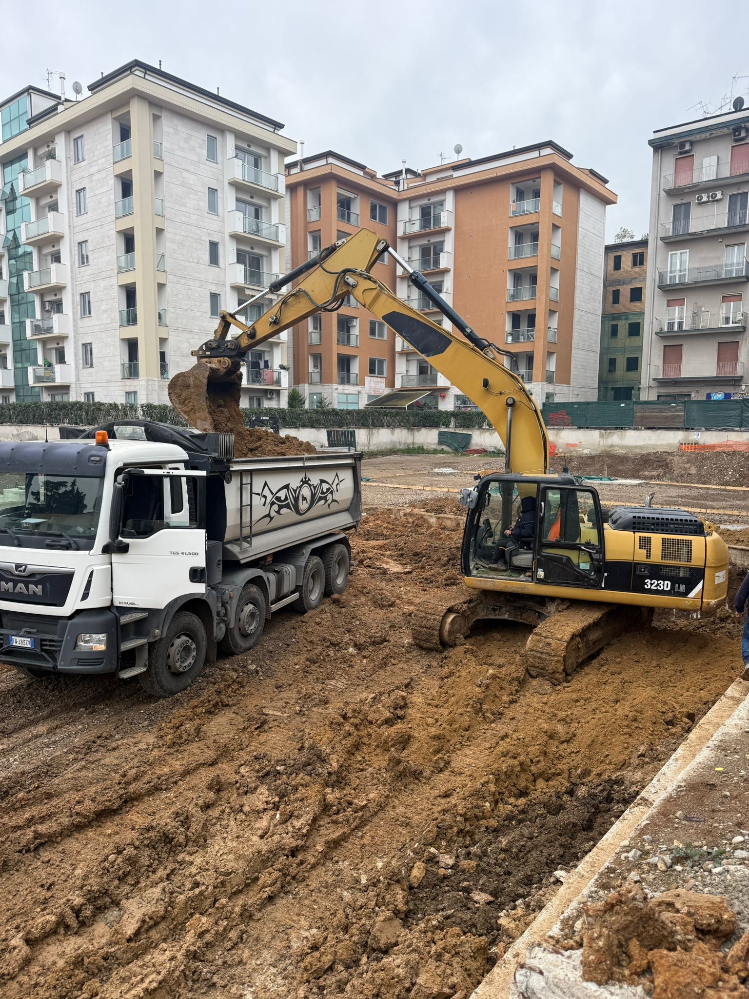 Movimento Terra – escavatore in cantiere